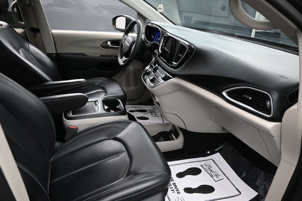 Used 2023 Chrysler Pacifica Touring-L FWD image 30