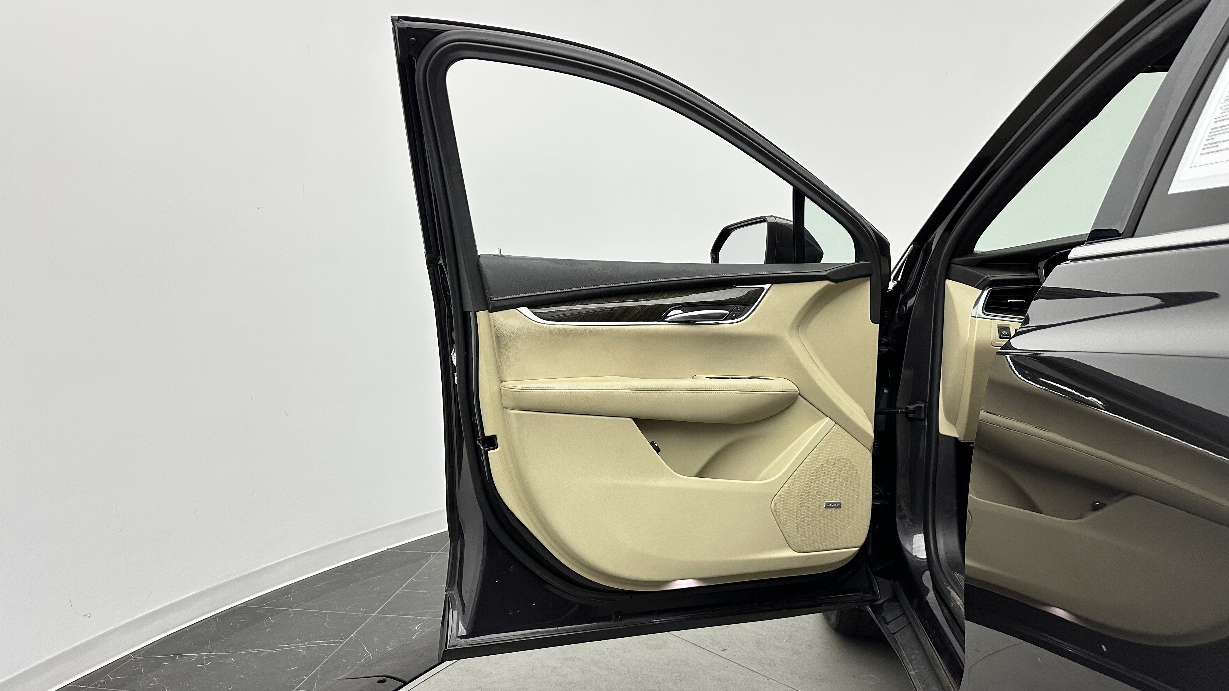 Used 2018 Cadillac XT5 FWD w/ LPO, Wheel Lock Package image 12