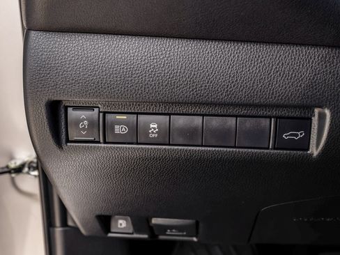 Used 2024 Toyota Venza XLE AWD/4WD image 26