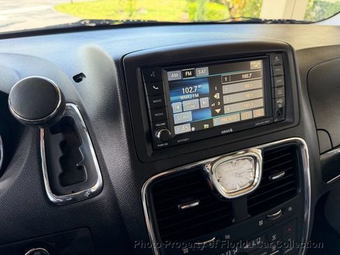 Used 2013 Chrysler Town & Country Limited w/ Luxury Group FWD image 47