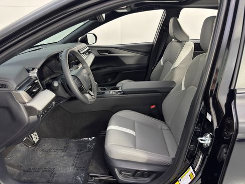 Used 2025 Toyota Camry SE w/ Convenience Package image 16