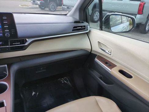 Certified 2022 Toyota Sienna XLE image 17