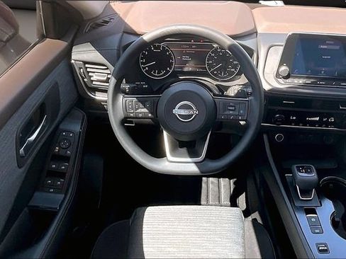 Used 2023 Nissan Rogue SV image 5