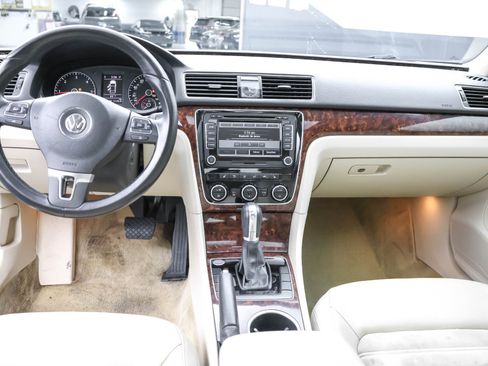 Used 2013 Volkswagen Passat TDI SEL Premium FWD image 5
