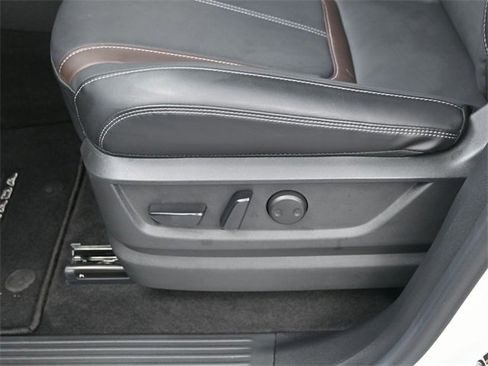 Used 2025 Nissan Armada SL w/ Captain's Chari Seat Package image 11