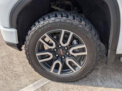 Used 2024 GMC Sierra 1500 AT4 w/ Technology Package AWD/4WD image 9