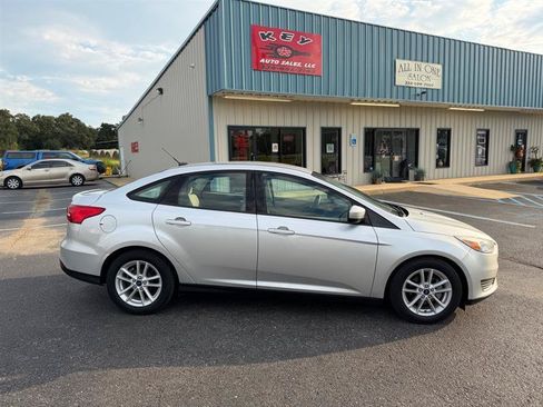 Used 2018 Ford Focus SE FWD image 2