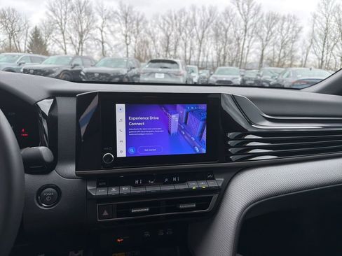 Used 2025 Toyota Camry SE w/ Convenience Package image 14