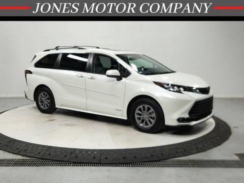 Used 2021 Toyota Sienna XLE FWD image 1