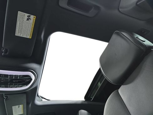 Certified 2021 Porsche Macan AWD/4WD image 28