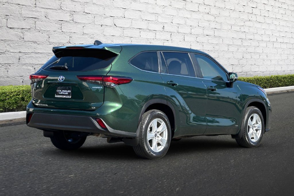 Used 2023 Toyota Highlander LE AWD/4WD image 4