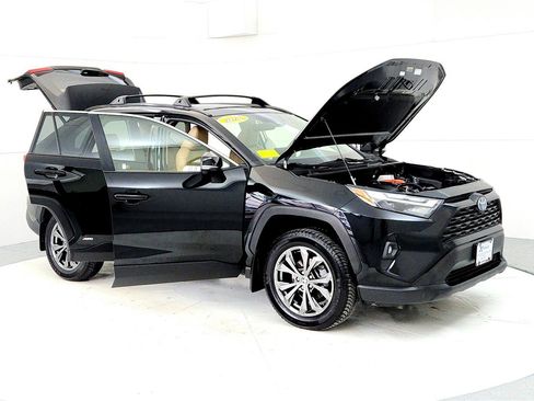 Used 2023 Toyota RAV4 XLE Premium image 12