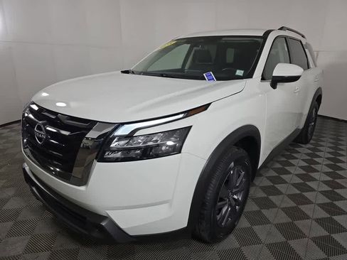 Used 2025 Nissan Pathfinder SV image 4