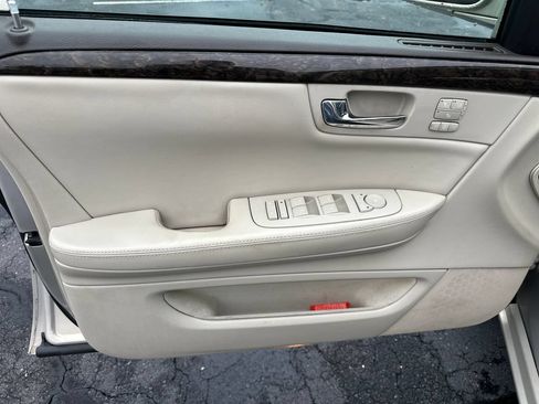 Used 2008 Cadillac DTS w/ Sun And Sound Package FWD image 11