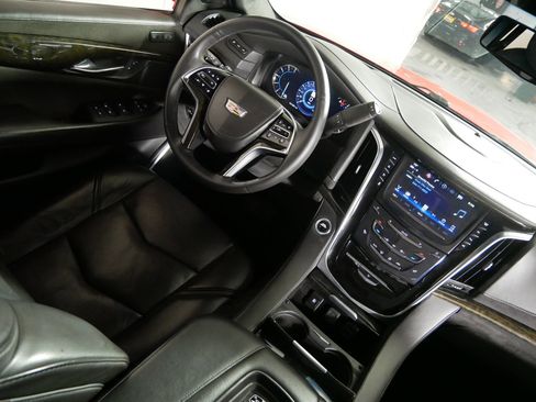 Used 2018 Cadillac Escalade ESV Platinum AWD/4WD image 9