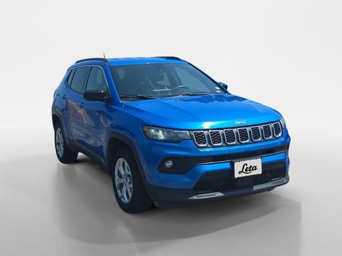 Used 2024 Jeep Compass Latitude AWD/4WD image 2