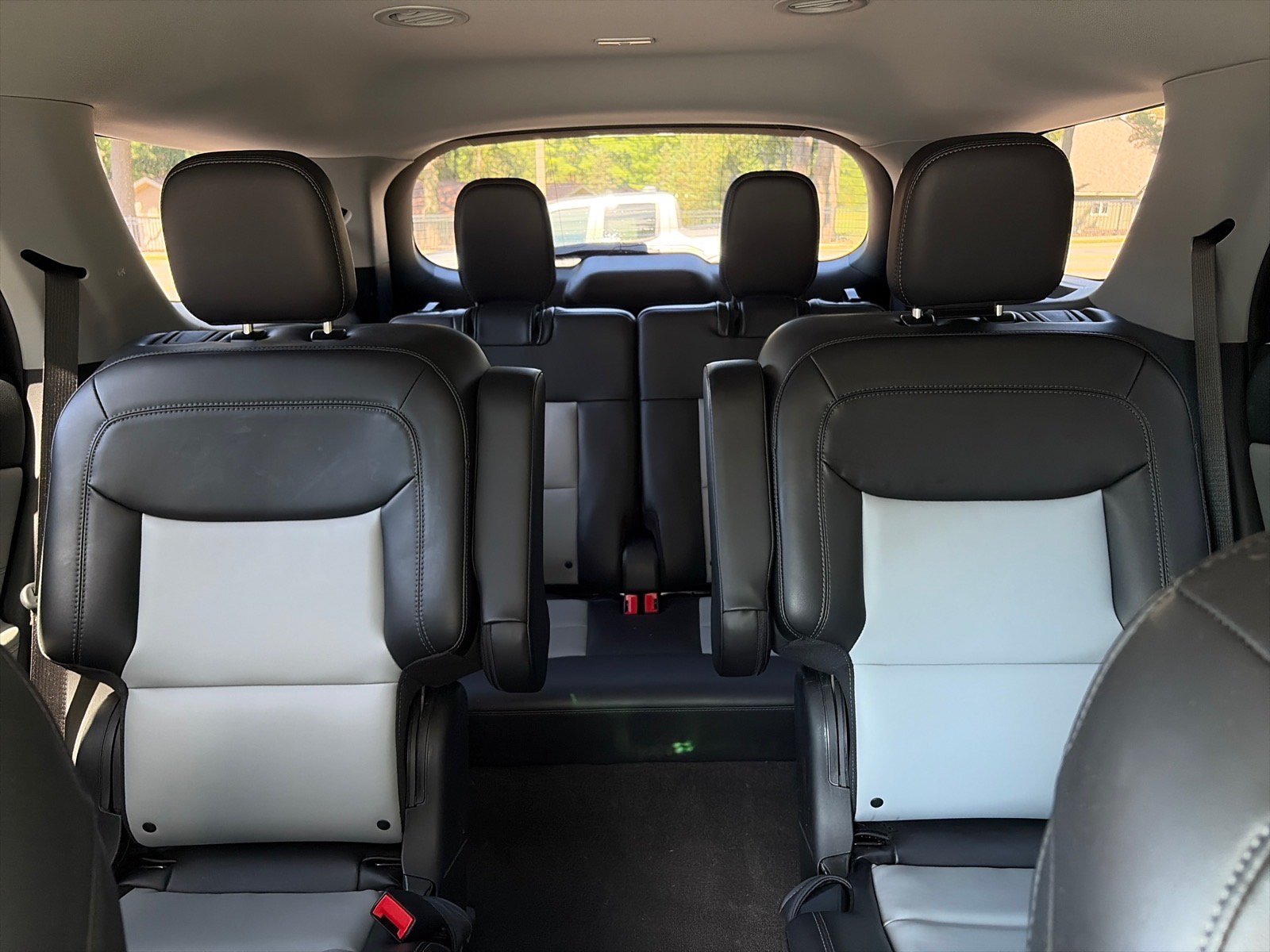 Used 2023 Ford Explorer XLT w/ Equipment Group 202A AWD/4WD image 17