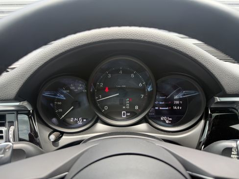 Certified 2023 Porsche Macan AWD/4WD image 32