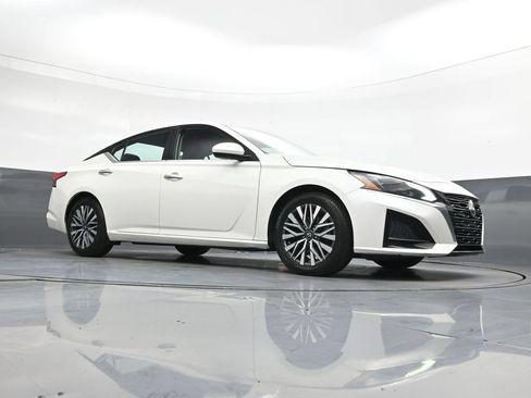 Used 2023 Nissan Altima 2.5 SV FWD image 42
