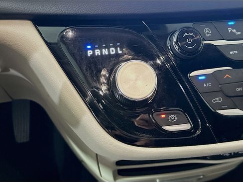 Used 2023 Chrysler Pacifica Touring-L image 24