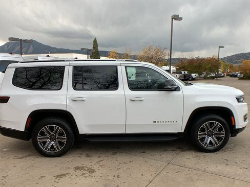 Used 2025 Jeep Wagoneer 4WD image 6