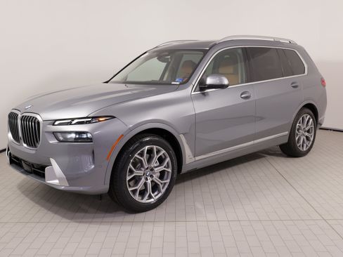 Used 2025 BMW X7 xDrive40i w/ Premium Package AWD/4WD image 3