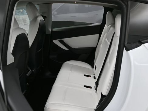 Used 2022 Tesla Model Y Long Range AWD/4WD image 36