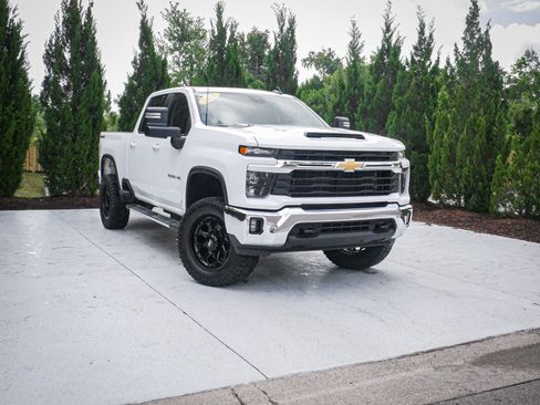 Used 2025 Chevrolet Silverado 2500 LT w/ Convenience Package AWD/4WD image 2