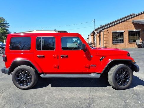 Used 2025 Jeep Wrangler Unlimited Sahara AWD/4WD image 2