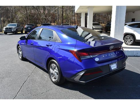 Used 2025 Hyundai Elantra SE image 3