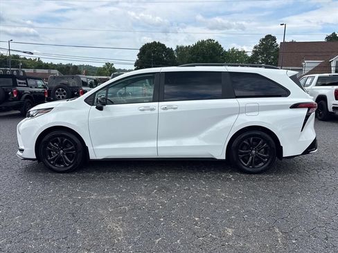 Used 2025 Toyota Sienna XSE AWD/4WD image 4