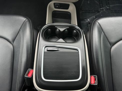 Used 2024 Chrysler Pacifica Touring-L image 49