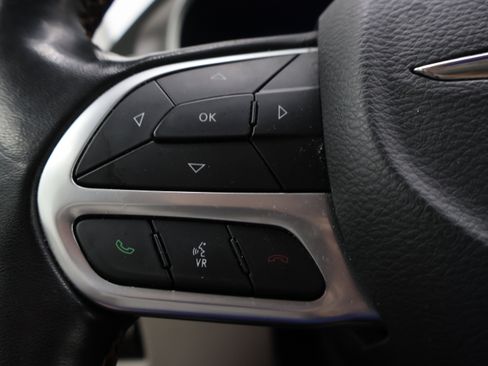 Used 2020 Chrysler Pacifica Touring-L Plus FWD image 17