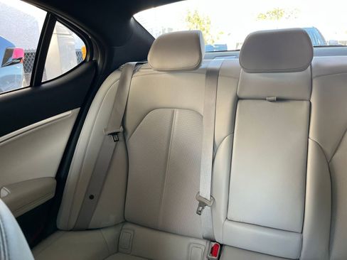 Used 2025 Genesis G70 2.5T image 39