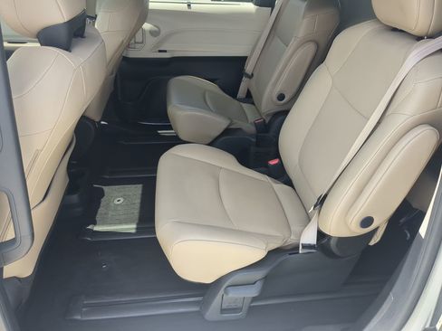 Used 2021 Toyota Sienna XLE FWD image 30
