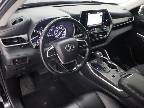Used 2022 Toyota Highlander XLE FWD image 13