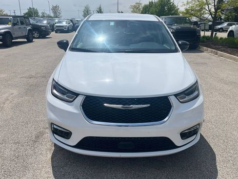 Used 2024 Chrysler Pacifica Touring-L FWD image 2