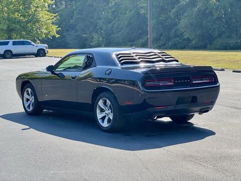 Used 2018 Dodge Challenger SXT image 5