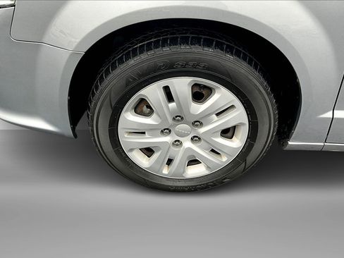 Used 2020 Dodge Grand Caravan SE w/ UConnect Hands-Free Group image 2