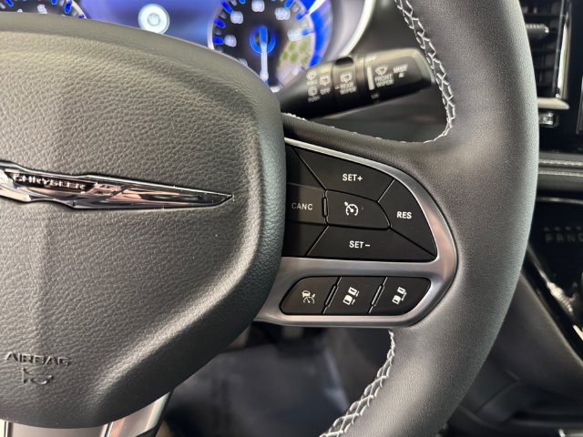 New 2026 Chrysler Pacifica Select AWD/4WD image 19
