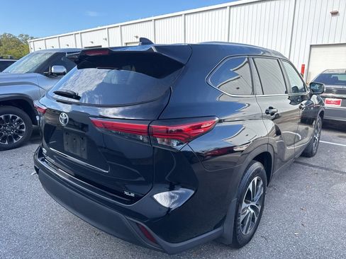 Used 2023 Toyota Highlander XLE image 7