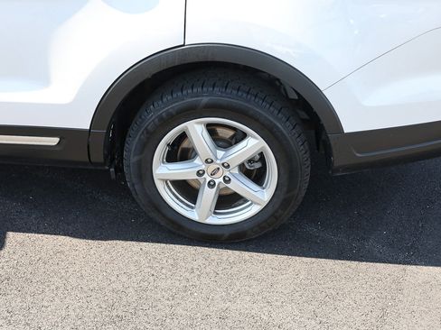 Used 2018 Ford Explorer XLT FWD image 4
