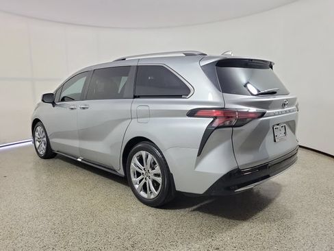 Used 2024 Toyota Sienna Platinum FWD image 7