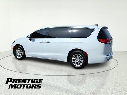 Used 2022 Chrysler Voyager LX FWD image 5