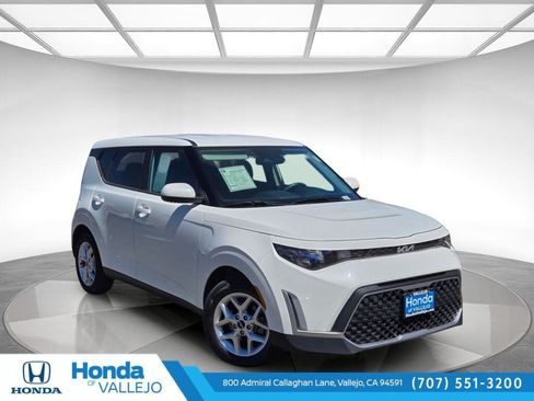 Used 2024 Kia Soul LX w/ Option Group 015 FWD image 1