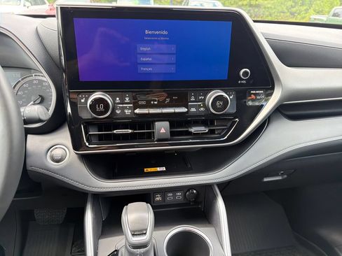 Used 2025 Toyota Highlander XLE FWD image 6