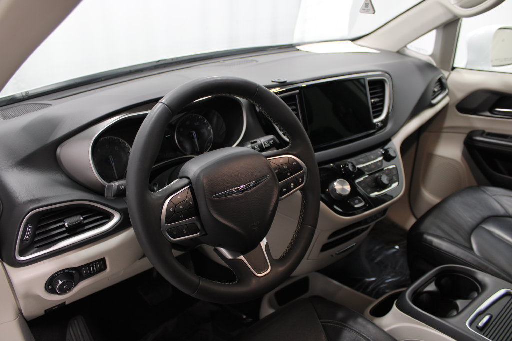 Used 2022 Chrysler Pacifica Touring-L FWD image 10
