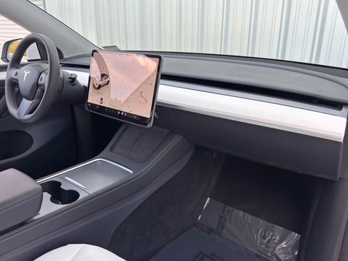 Used 2023 Tesla Model Y Performance image 15