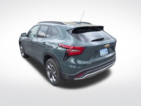 Used 2025 Chevrolet Trax LT w/ LT Convenience Package image 7