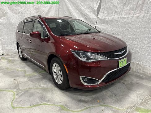 Used 2018 Chrysler Pacifica Touring-L Plus image 2